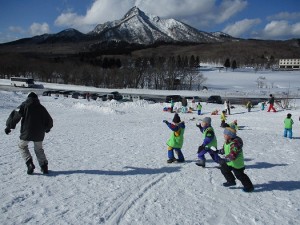 後ろに見える山は、烏ヵ山（からすがせん）